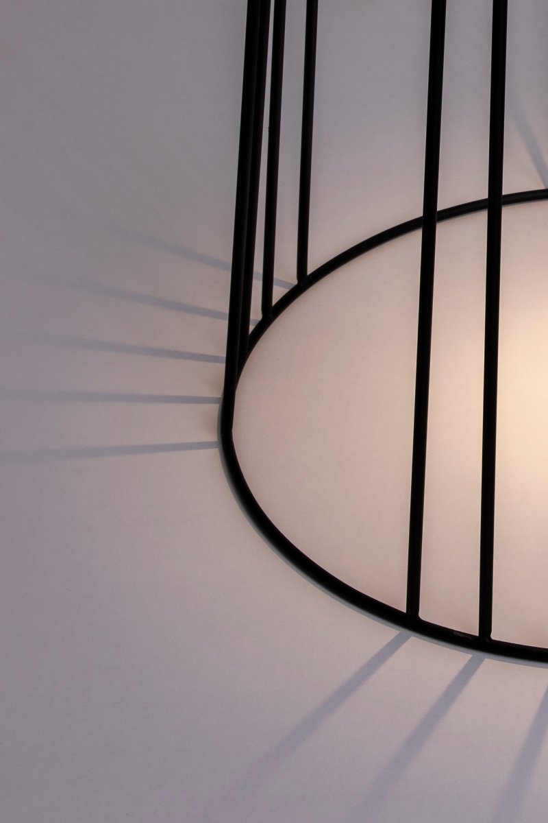 Koster Noir De Globen Lighting - Koster fonctionne &agrave; la fois comme un pi&eacute;destal avec une surface en relief et comme un tabouret, car il peut supporter un poids allant jusqu'&agrave; 85 kg.