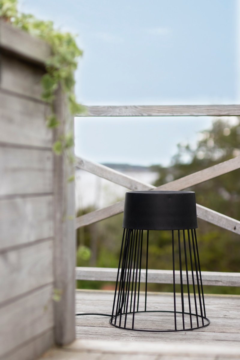 Koster Noir De Globen Lighting - Koster fonctionne &agrave; la fois comme un pi&eacute;destal avec une surface en relief et comme un tabouret, car il peut supporter un poids allant jusqu'&agrave; 85 kg.