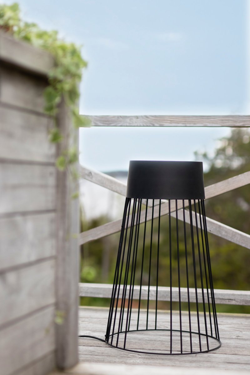 Koster Noir De Globen Lighting - Koster fonctionne &agrave; la fois comme un pi&eacute;destal avec une surface en relief et comme un tabouret, car il peut supporter un poids allant jusqu'&agrave; 85 kg.