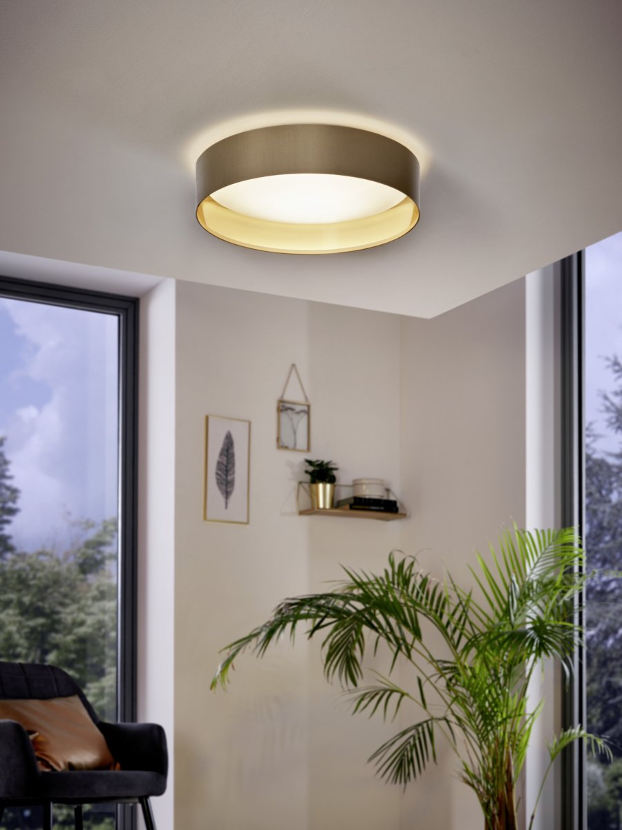 Maserlo Ø38 Beige plafonnier De Eglo - Le plafonnier Maserlo s&eacute;duit par sa structure en textile beige et son int&eacute;rieur dor&eacute; brillant, lui conf&eacute;rant une allure &eacute;l&eacute;gante.