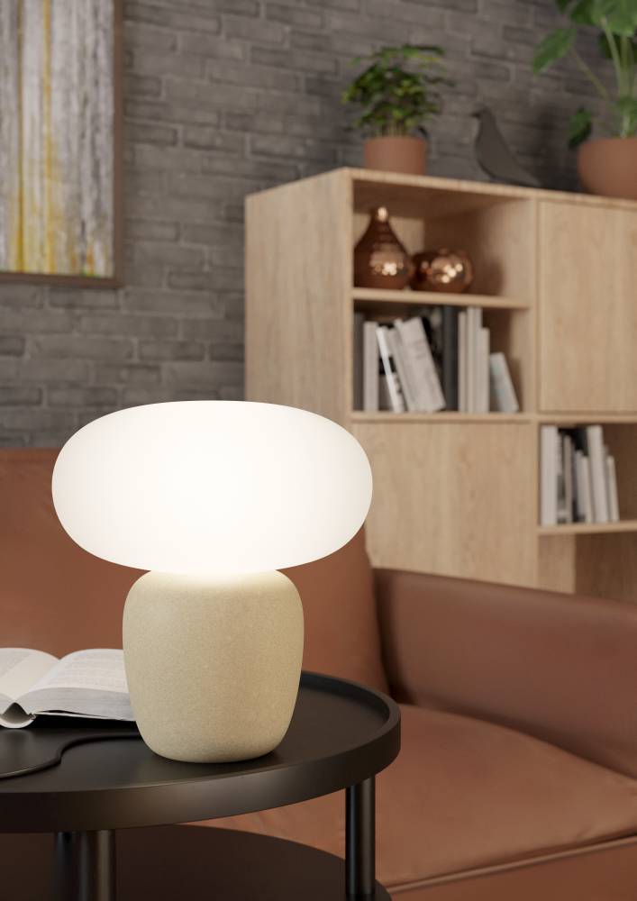Cahuama 30cm Marron clair lampe de table De Eglo - Cette &eacute;l&eacute;gante lampe de table combine une base en c&eacute;ramique marron clair avec un abat-jour blanc l&eacute;g&egrave;rement arrondi, cr&eacute;ant une sensation harmonieuse et discr&egrave;te.