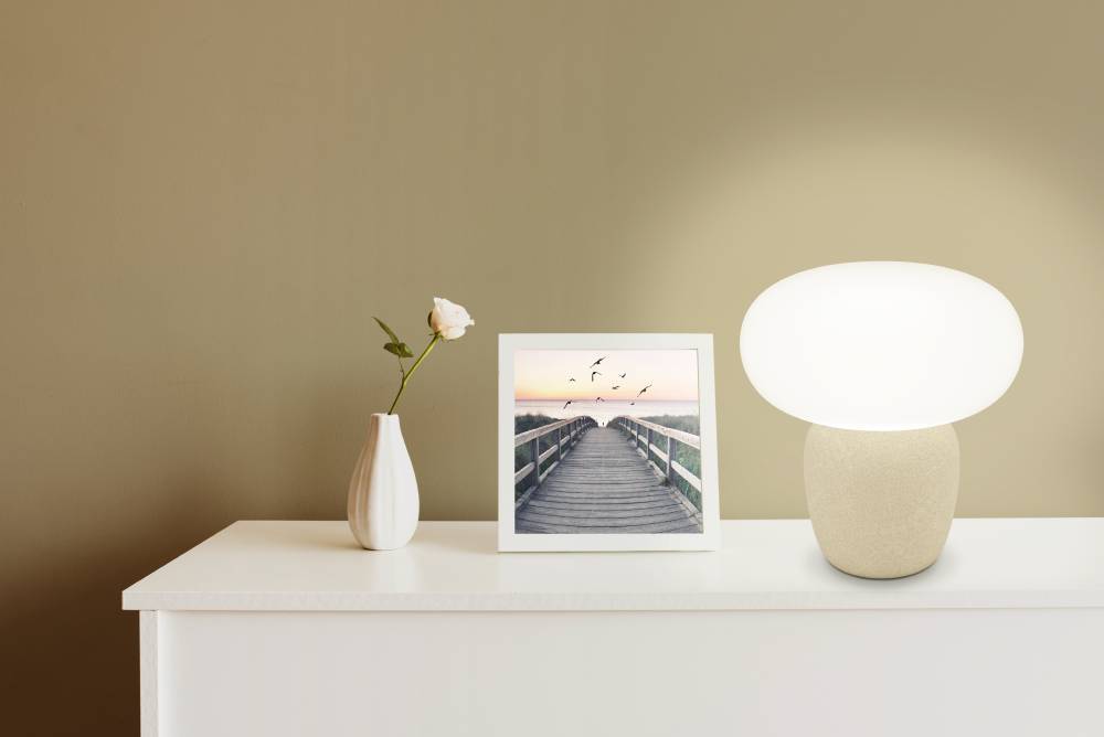 Cahuama 30cm Marron clair lampe de table De Eglo - Cette &eacute;l&eacute;gante lampe de table combine une base en c&eacute;ramique marron clair avec un abat-jour blanc l&eacute;g&egrave;rement arrondi, cr&eacute;ant une sensation harmonieuse et discr&egrave;te.