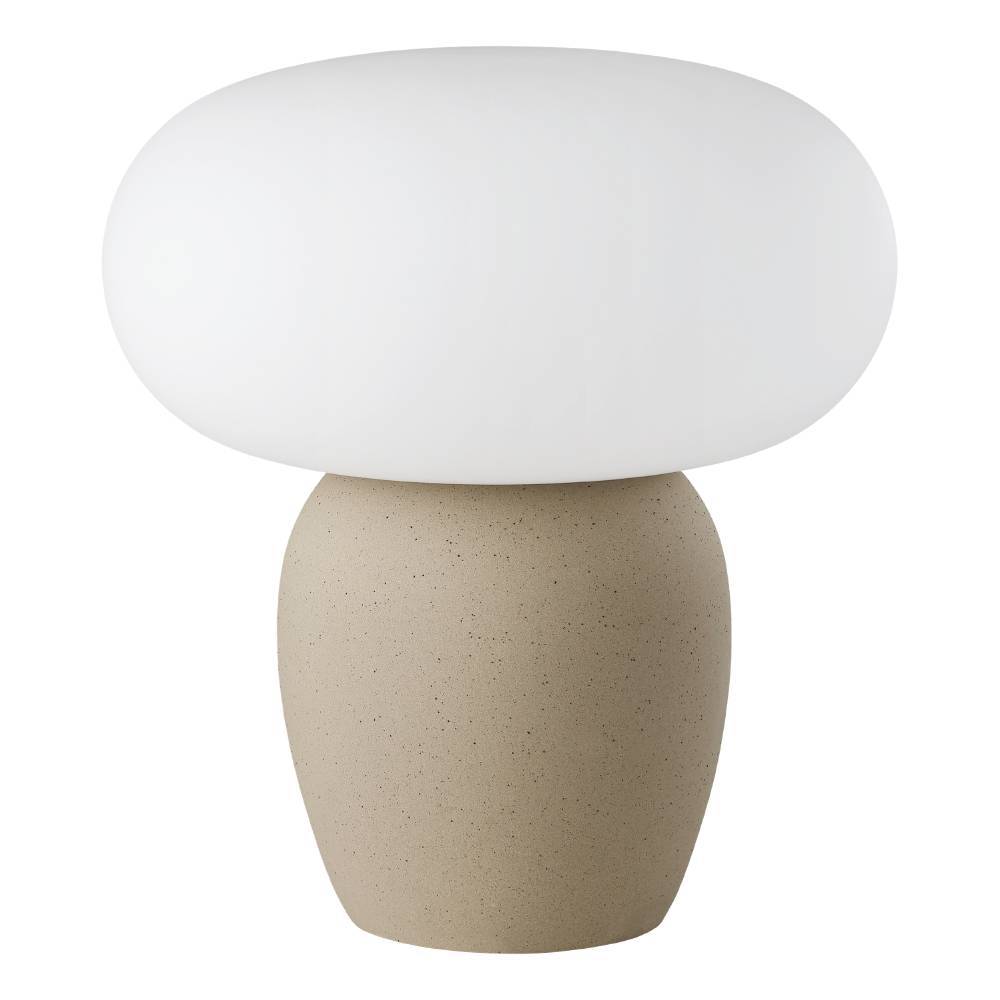 Cahuama 30cm Marron clair lampe de table De Eglo - Cette &eacute;l&eacute;gante lampe de table combine une base en c&eacute;ramique marron clair avec un abat-jour blanc l&eacute;g&egrave;rement arrondi, cr&eacute;ant une sensation harmonieuse et discr&egrave;te.