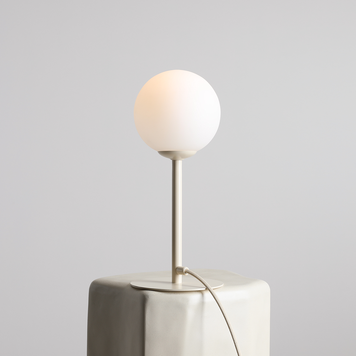 Pinne 35cm Crème lampe de table De Artera - La base fine de la lampe dans un ton crème subtil lui donne un look moderne et est parfaite comme détail décoratif dans le salon, la chambre ou sur le balcon.