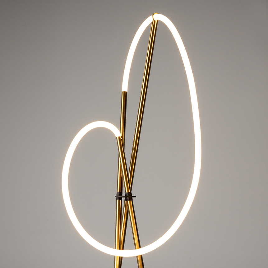 Crochet Or lampadaire De Maytoni - La luminosit&eacute; peut &ecirc;tre facilement r&eacute;gl&eacute;e &agrave; l'aide du variateur int&eacute;gr&eacute; &agrave; l'interrupteur au sol - une combinaison parfaite de forme, de fonction et d'atmosph&egrave;re.
