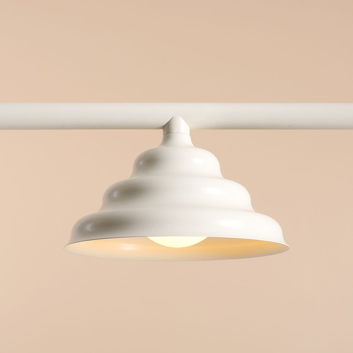 Wave 106cm Blanc crémeux suspension De Artera - Wave est une suspension moderne au design rétro, ce qui en fait une lumière polyvalente qui s'intègre dans n'importe quelle maison.