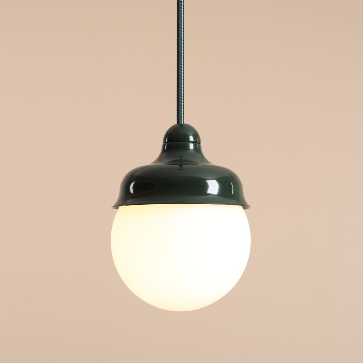 Wave Ø17 Vert foncé suspension De Artera - Il est recommand&eacute; d'en placer plusieurs en rang&eacute;e au-dessus de la table &agrave; manger ou dans la cuisine.