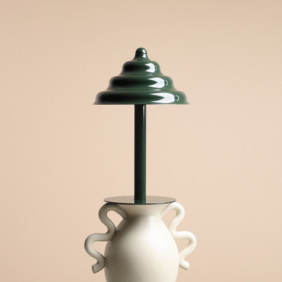 Wave 36cm Vert foncé lampe de table De Artera - Wave est une lampe de table moderne au design rétro, ce qui en fait un luminaire polyvalent qui s'intègre dans n'importe quelle maison.