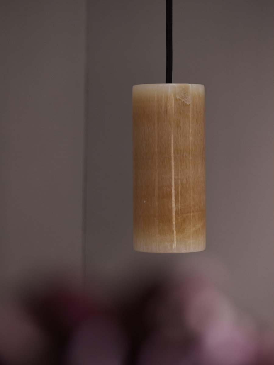 Lucie Ø7 Nature lampe de fenêtre De PR Home - Applique de fen&ecirc;tre en marbre, avec culot E14, c&acirc;ble textile noir de 4 m avec prise.
