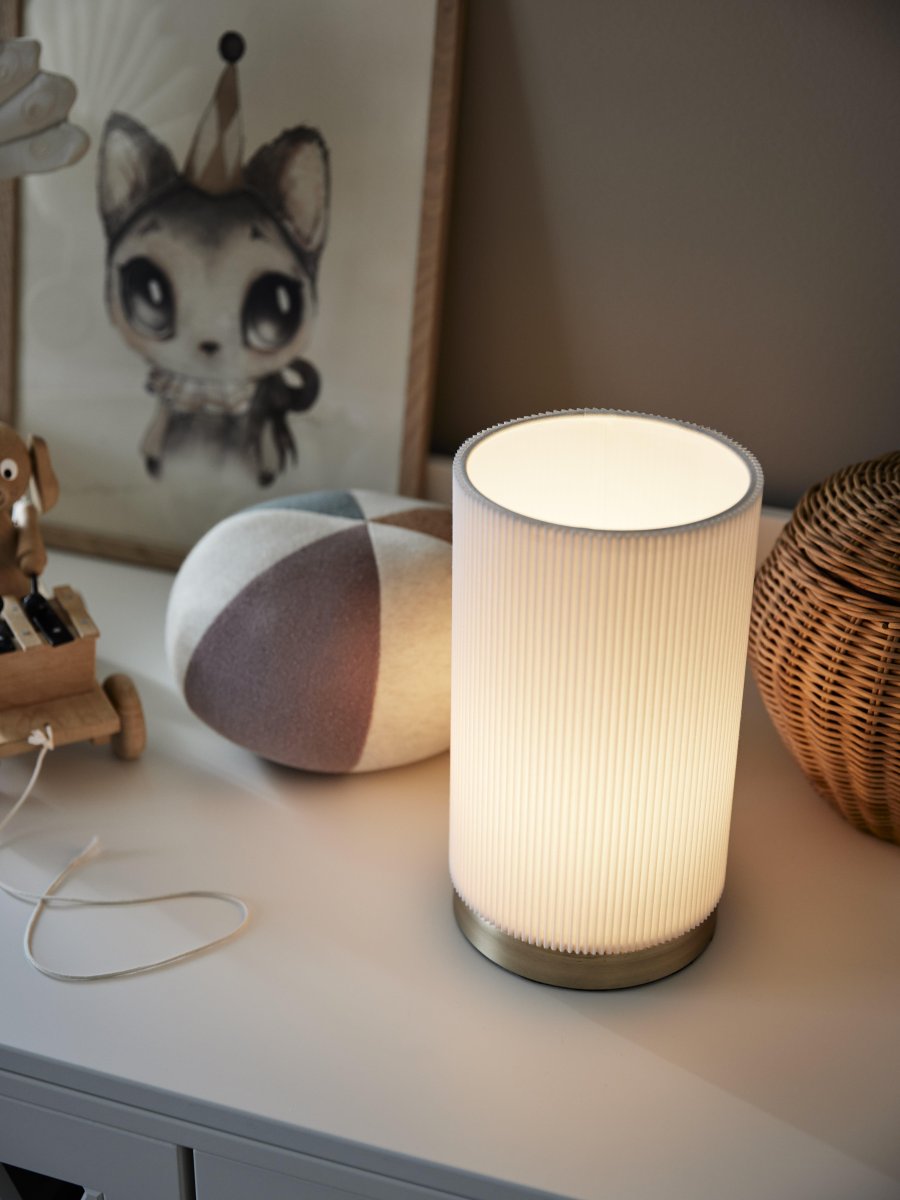 Dora 25cm Blanc lampe de table De PR Home - C&acirc;ble textile noir de 1,5 m de long avec fiche plate, interrupteur d'alimentation et douille de lampe E27.