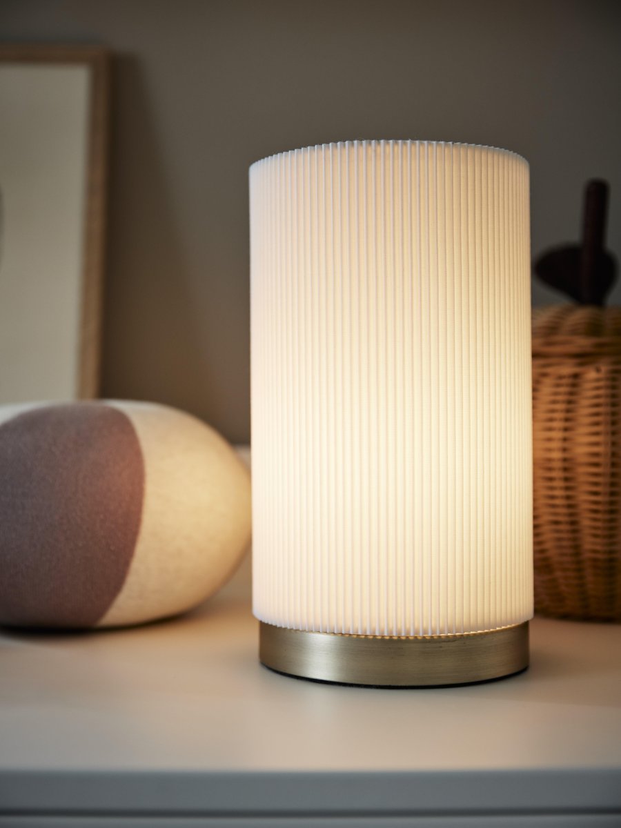 Dora 25cm Blanc lampe de table De PR Home - C&acirc;ble textile noir de 1,5 m de long avec fiche plate, interrupteur d'alimentation et douille de lampe E27.