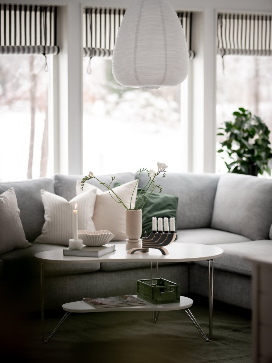 Maki Abat-Jour Ø43 Excl. Suspension Blanc suspension De PR Home - Le maki est en forme d'&oelig;uf, a un diam&egrave;tre de 43 cm et une hauteur de 54 cm.