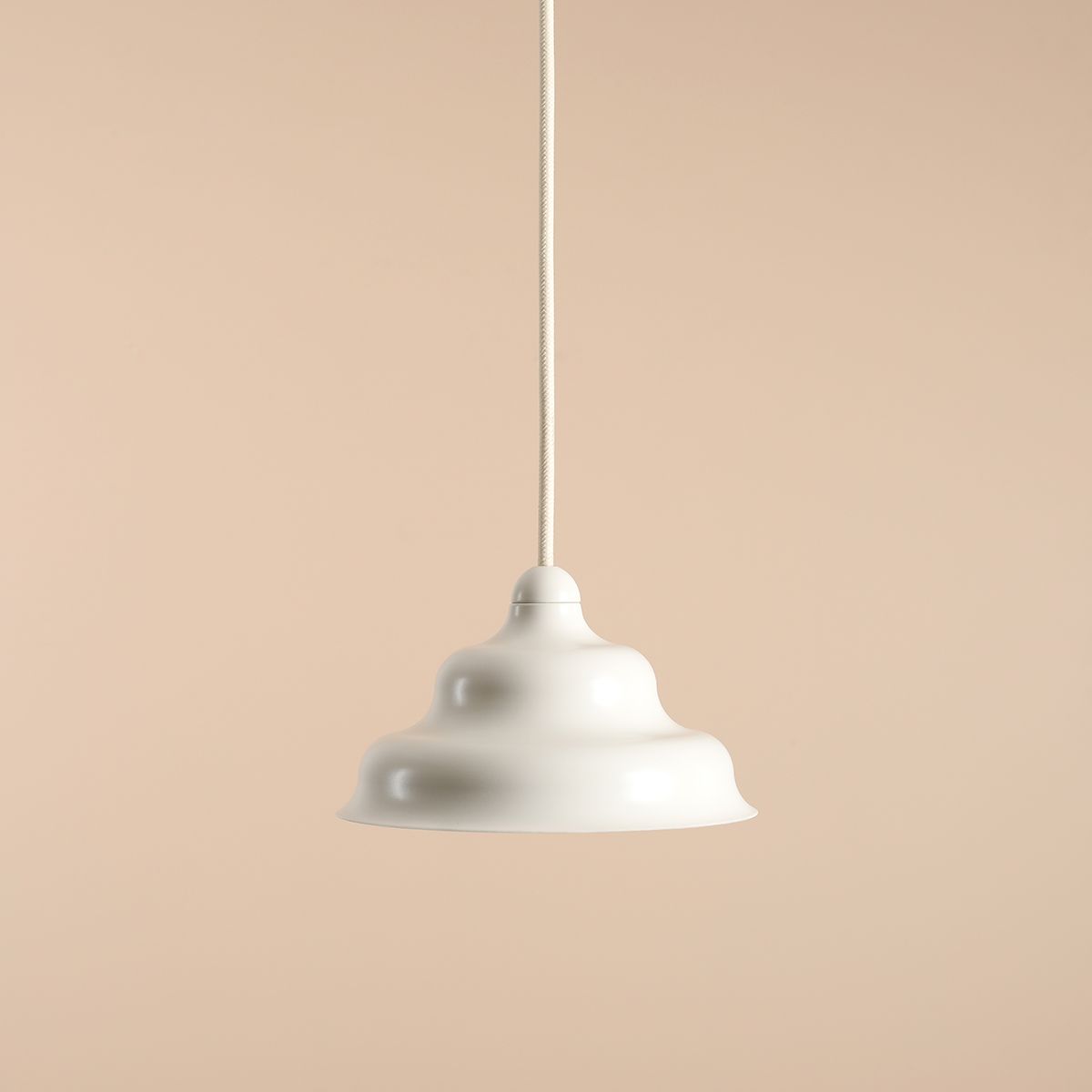 Wave Ø17 Blanc crémeux suspension De Artera - Wave est une suspension moderne au design rétro, ce qui en fait une lumière polyvalente qui s'intègre dans n'importe quelle maison.
