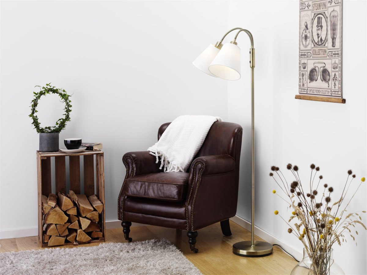Duett Antique lampadaire De Cottex - Le lampadaire Duett est une solution d'éclairage élégante et fonctionnelle avec deux bras mobiles et des interrupteurs d'alimentation séparés pour chaque écran.