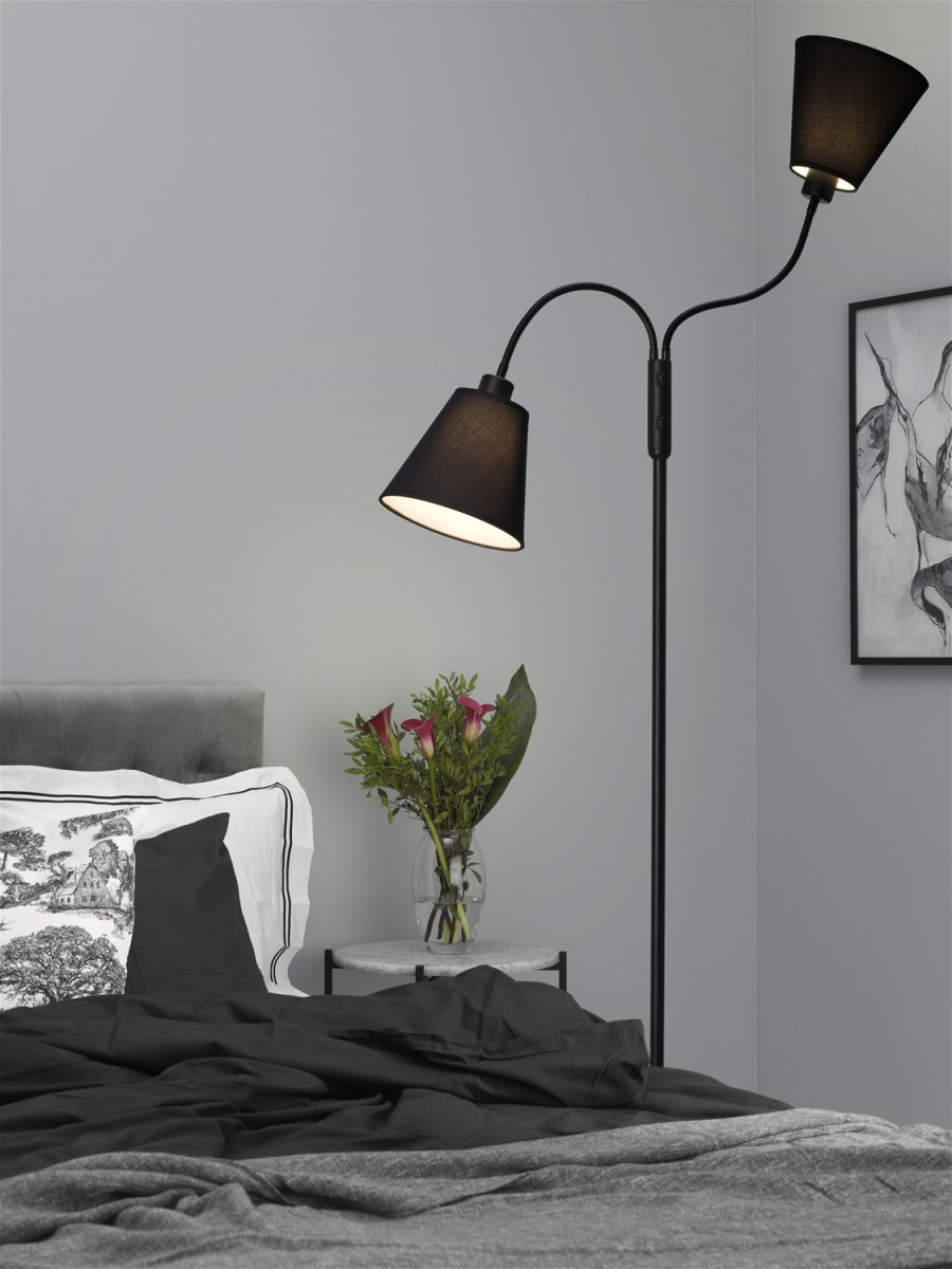 Duett Noir lampadaire De Cottex - Le lampadaire Duett est une solution d'&eacute;clairage &eacute;l&eacute;gante et fonctionnelle avec deux bras mobiles et des interrupteurs d'alimentation s&eacute;par&eacute;s pour chaque &eacute;cran.