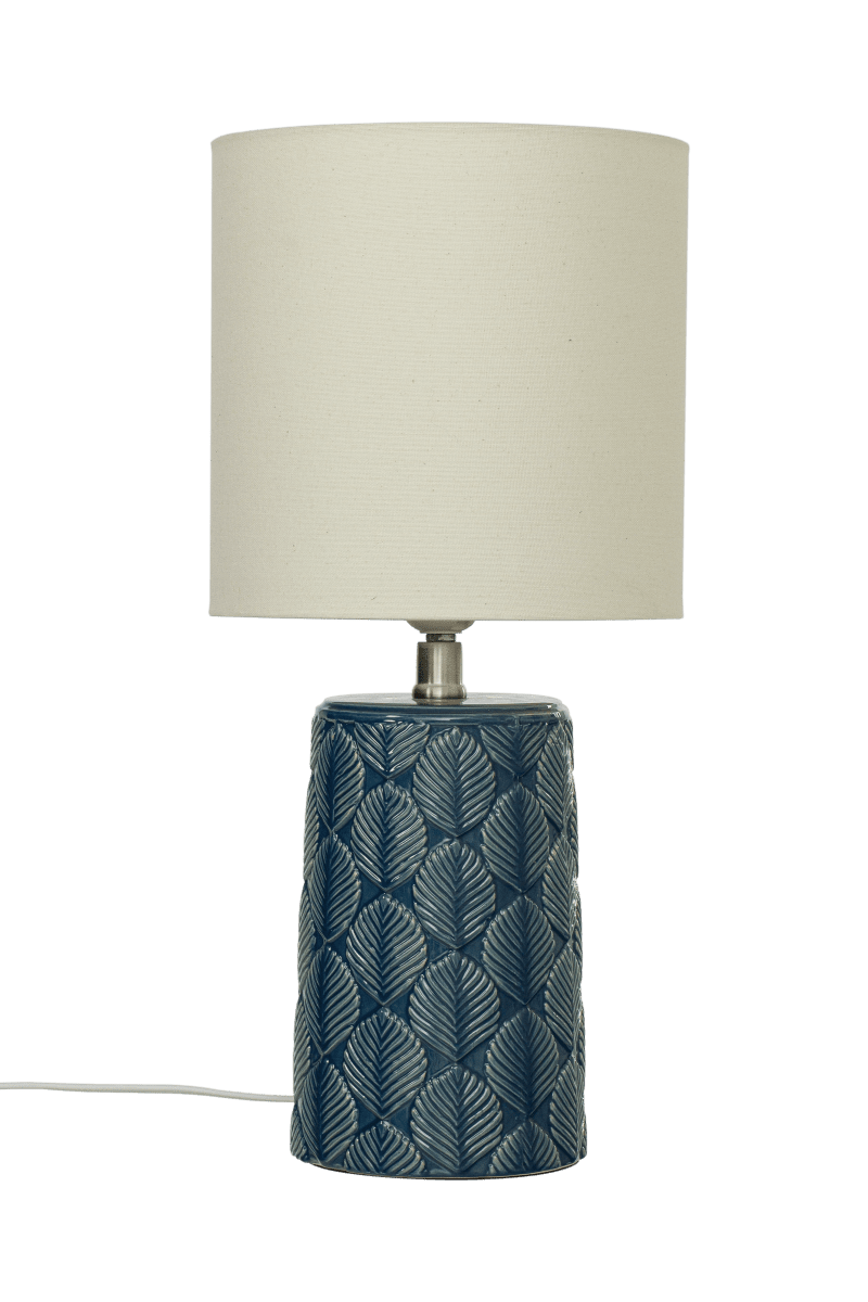 Bodil 47cm Bleu lampe de table De Aneta Lighting - Bodil est une lampe qui, avec son abat-jour blanc crème, fournit non seulement une lumière agréable mais constitue également un détail d'intérieur élégant.
