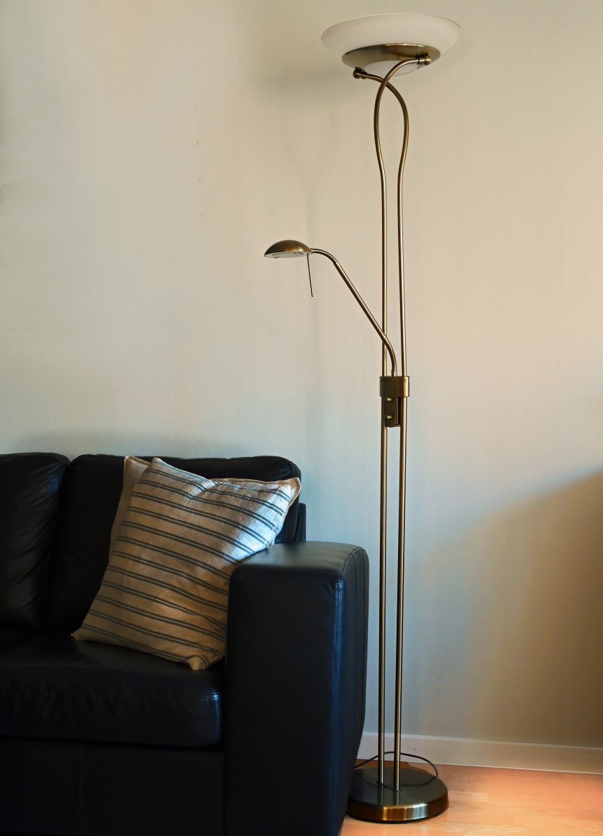 Cannes Laiton antique lampadaire De Aneta Lighting - L'éclairage vers le haut et l'éclairage du château sont dotés de LED intégrées qui sont contrôlées par deux variateurs séparés sur le luminaire.