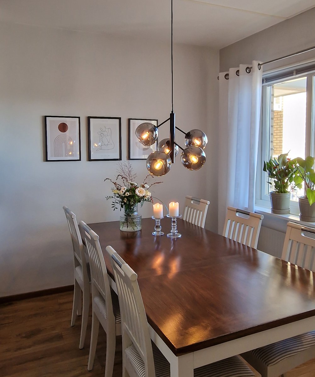 Atom Ø48 Couleur fumée suspension De Aneta Lighting - Les cinq coupoles en verre fum&eacute; assurent une r&eacute;partition agr&eacute;able de la lumi&egrave;re dans la pi&egrave;ce sans &eacute;blouissement.