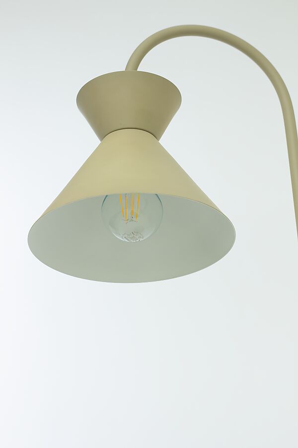 Coni Beige lampadaire De Aneta Lighting - Le magnifique lampadaire Coni au design intemporel s'harmonise aussi bien avec les intérieurs classiques que rustiques.