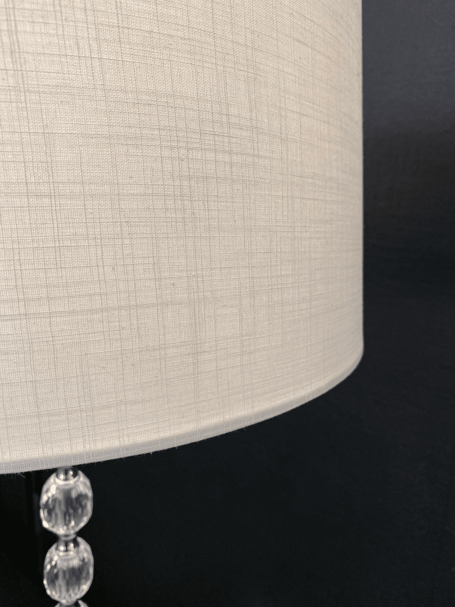 Johanna Chrome lampadaire De Aneta Lighting - Il est recommand&eacute; de le placer dans le salon ou la chambre, car il fournit non seulement un bon &eacute;clairage g&eacute;n&eacute;ral mais repr&eacute;sente &eacute;galement un d&eacute;tail int&eacute;rieur &eacute;l&eacute;gant.