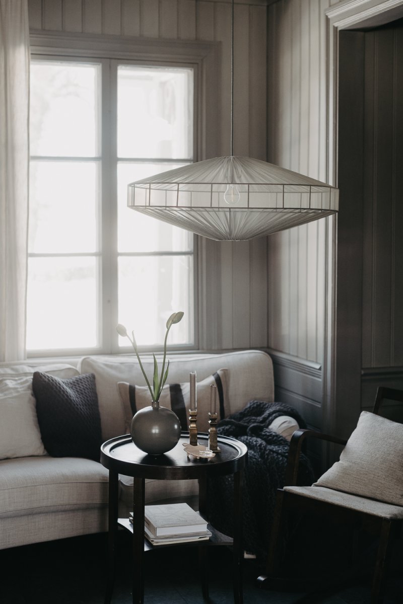 Alba Abat-Jour S/Suspension Ø78 Vert suspension De Alde & Lind - Selon la lampe avec laquelle vous l'associez, Alba peut &ecirc;tre utilis&eacute; comme suspension ou plafonnier.