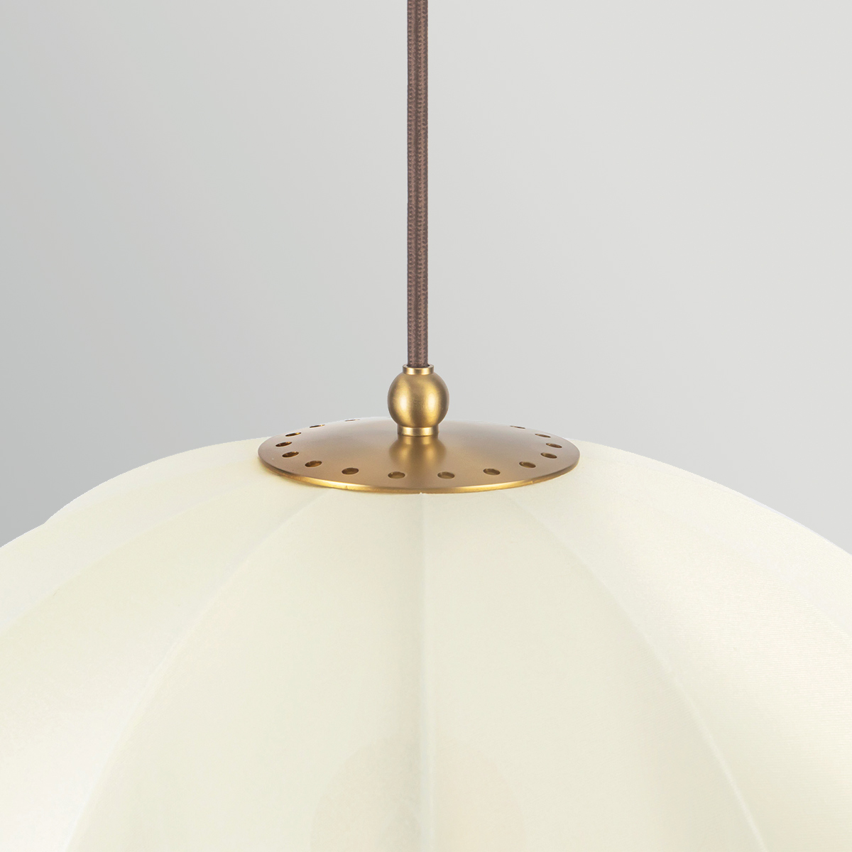 Crosby Ø45 Or brossé suspension De Elstead Lighting - L'allumage et l'extinction se font gr&acirc;ce &agrave; un interrupteur &agrave; tirette d&eacute;coratif.