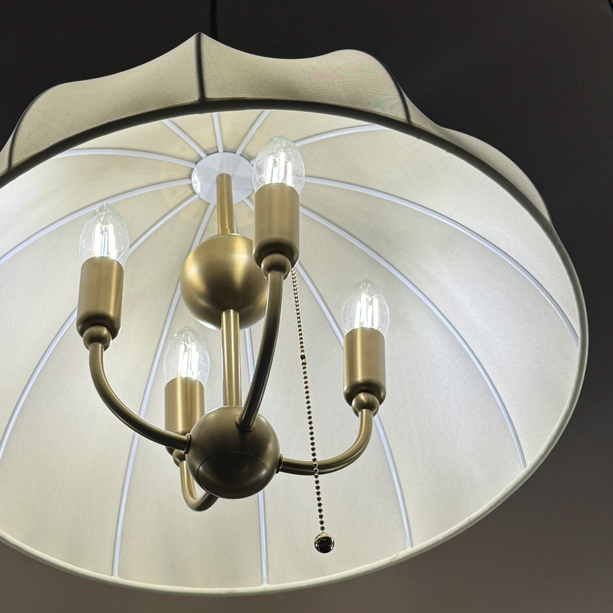 Crosby Ø45 Or brossé suspension De Elstead Lighting - L'allumage et l'extinction se font gr&acirc;ce &agrave; un interrupteur &agrave; tirette d&eacute;coratif.