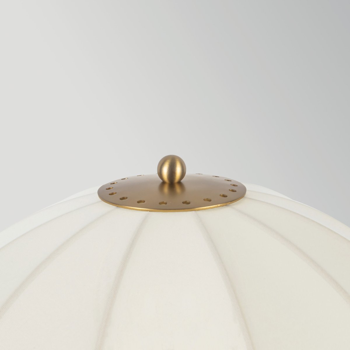 Crosby 70cm Blanc crémeux lampe de table De Elstead Lighting - Inspir&eacute;e des parasols classiques, son design est sublim&eacute; par un abat-jour en forme de d&ocirc;me, confectionn&eacute; dans un tissu fin et l&eacute;ger.