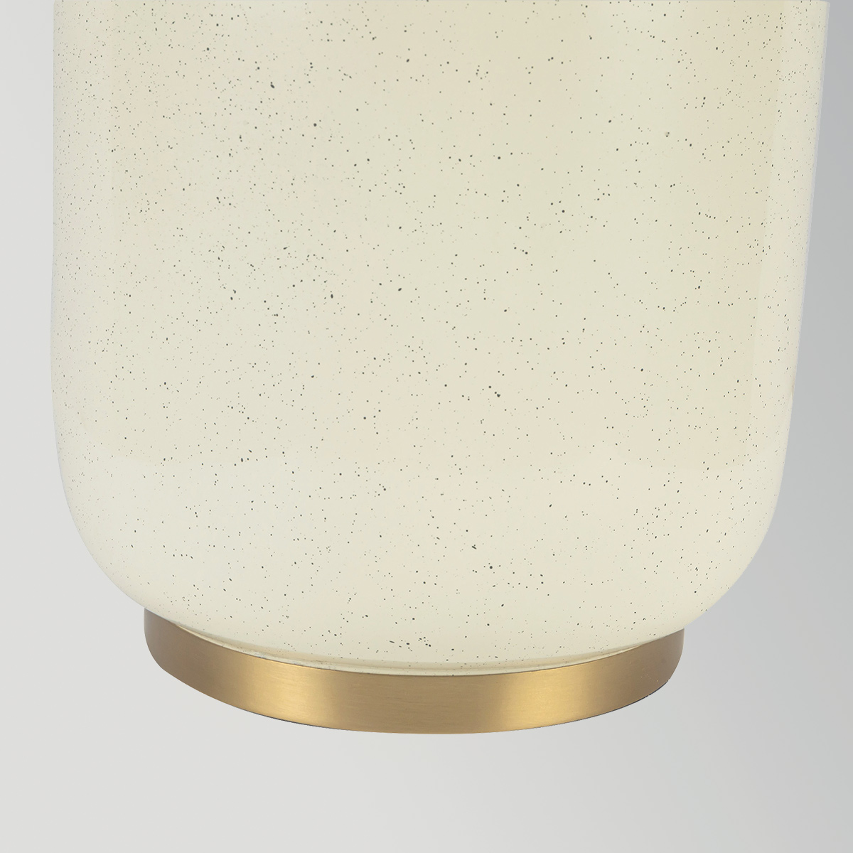 Crosby 70cm Blanc crémeux lampe de table De Elstead Lighting - Inspir&eacute;e des parasols classiques, son design est sublim&eacute; par un abat-jour en forme de d&ocirc;me, confectionn&eacute; dans un tissu fin et l&eacute;ger.
