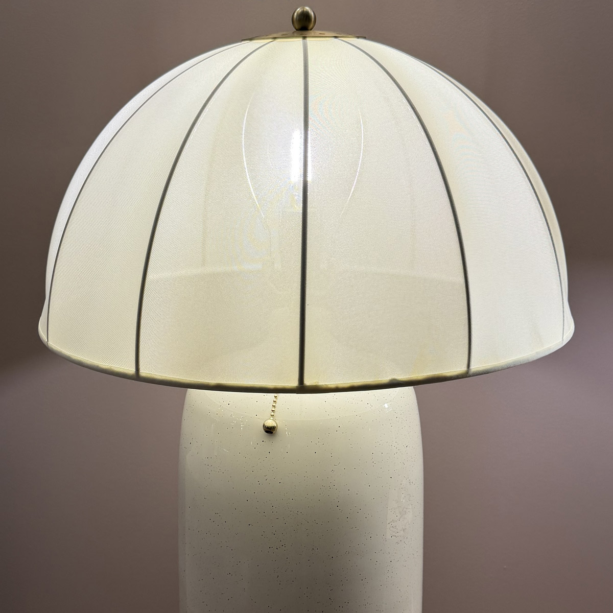 Crosby 70cm Blanc crémeux lampe de table De Elstead Lighting - Inspir&eacute;e des parasols classiques, son design est sublim&eacute; par un abat-jour en forme de d&ocirc;me, confectionn&eacute; dans un tissu fin et l&eacute;ger.