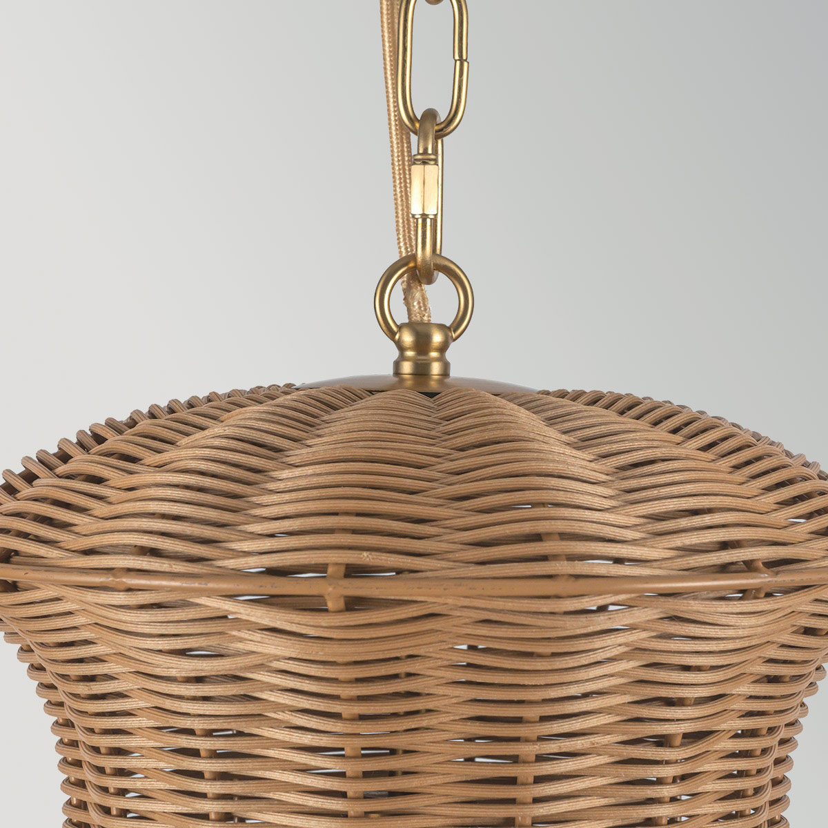 Kai Ø28 Nature suspension De Elstead Lighting - Le rotin naturel conf&egrave;re &agrave; la lampe une ambiance chaleureuse et accueillante, tandis que les d&eacute;tails en or bross&eacute; cr&eacute;ent un contraste &eacute;l&eacute;gant.