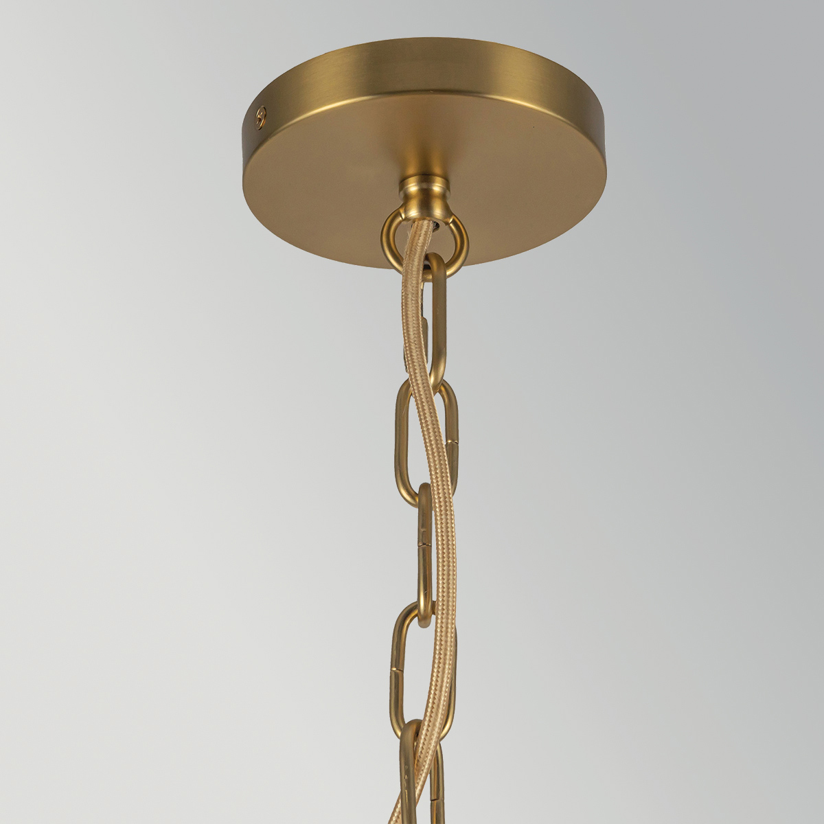 Kai Ø28 Nature suspension De Elstead Lighting - Le rotin naturel conf&egrave;re &agrave; la lampe une ambiance chaleureuse et accueillante, tandis que les d&eacute;tails en or bross&eacute; cr&eacute;ent un contraste &eacute;l&eacute;gant.