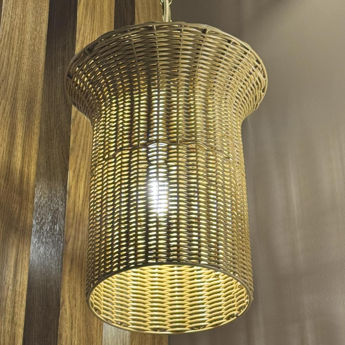 Kai Ø28 Nature suspension De Elstead Lighting - Le rotin naturel conf&egrave;re &agrave; la lampe une ambiance chaleureuse et accueillante, tandis que les d&eacute;tails en or bross&eacute; cr&eacute;ent un contraste &eacute;l&eacute;gant.