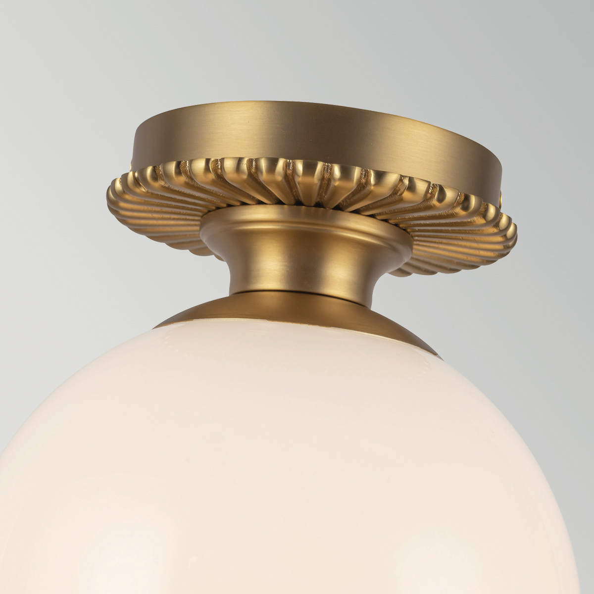 Otis Ø20 Or brossé lampe de salle de bain De Elstead Lighting - Otis est un plafonnier d&eacute;coratif aux formes douces et aux d&eacute;tails d&eacute;licats.