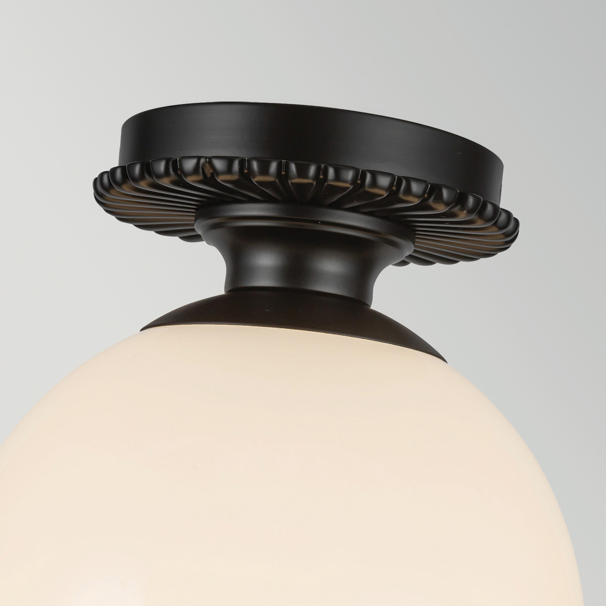 Otis Ø20 Noir lampe de salle de bain De Elstead Lighting - Otis est un plafonnier d&eacute;coratif aux formes douces et aux d&eacute;tails d&eacute;licats.