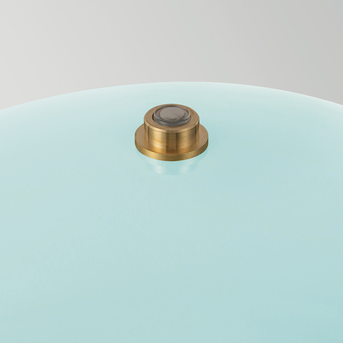 Poppy 35cm bleu clair lampe de table De Elstead Lighting - La lampe est &eacute;quip&eacute;e d'une LED int&eacute;gr&eacute;e de 11,5 W, d&eacute;livrant un flux lumineux de 761 lumens et une lumi&egrave;re blanc chaud (3000 K).