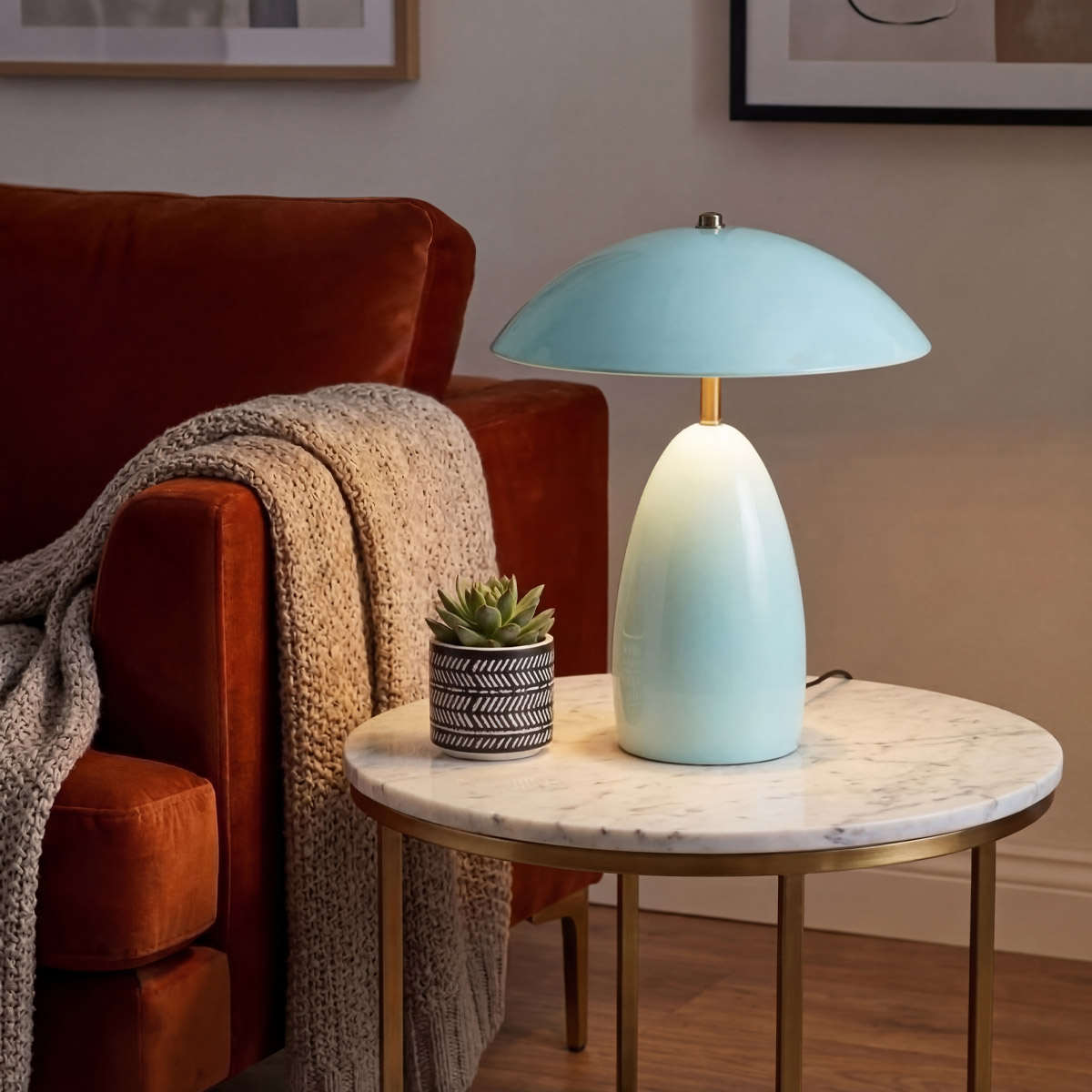 Poppy 35cm bleu clair lampe de table De Elstead Lighting - La lampe est &eacute;quip&eacute;e d'une LED int&eacute;gr&eacute;e de 11,5 W, d&eacute;livrant un flux lumineux de 761 lumens et une lumi&egrave;re blanc chaud (3000 K).