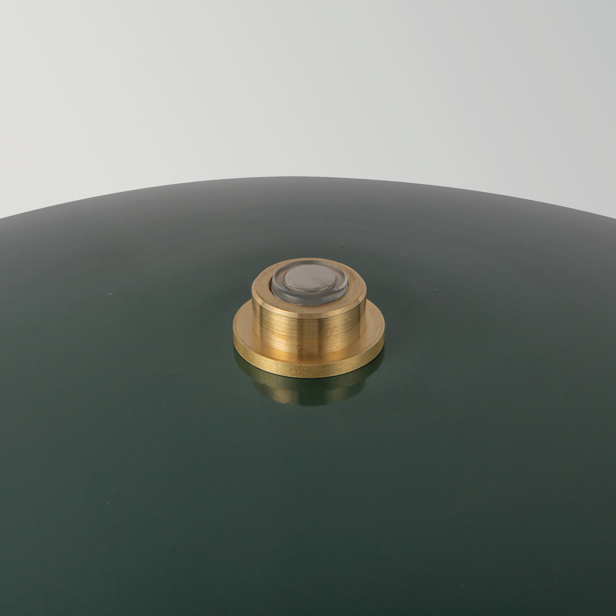 Poppy 35cm Vert lampe de table De Elstead Lighting - La lampe est &eacute;quip&eacute;e d'une LED int&eacute;gr&eacute;e de 11,5 W, d&eacute;livrant un flux lumineux de 761 lumens et une lumi&egrave;re blanc chaud (3000 K).