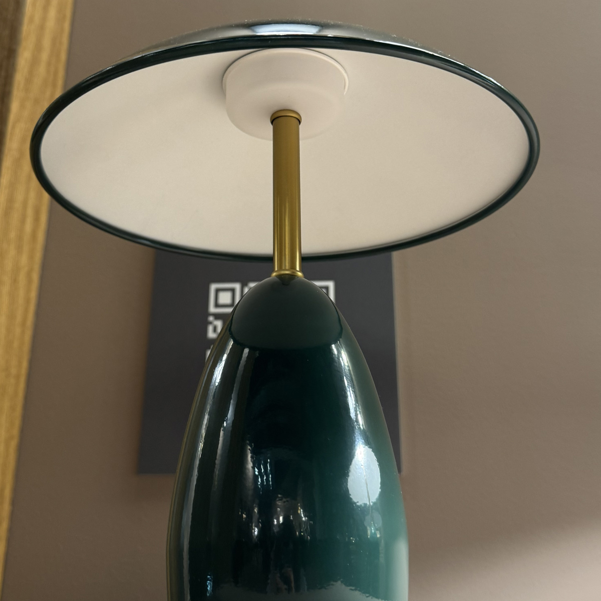 Poppy 35cm Vert lampe de table De Elstead Lighting - La lampe est &eacute;quip&eacute;e d'une LED int&eacute;gr&eacute;e de 11,5 W, d&eacute;livrant un flux lumineux de 761 lumens et une lumi&egrave;re blanc chaud (3000 K).