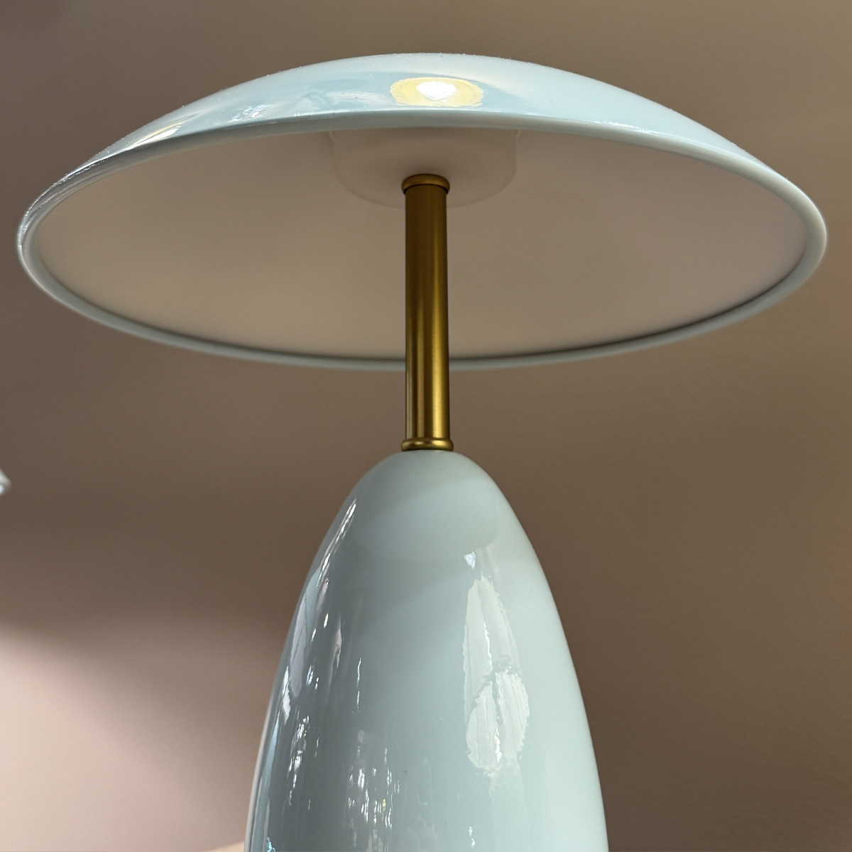 Poppy 27cm bleu clair portable De Elstead Lighting - Son autonomie est de 6 heures &agrave; pleine puissance, 8 heures &agrave; 70 % et 19 heures &agrave; 30 %.