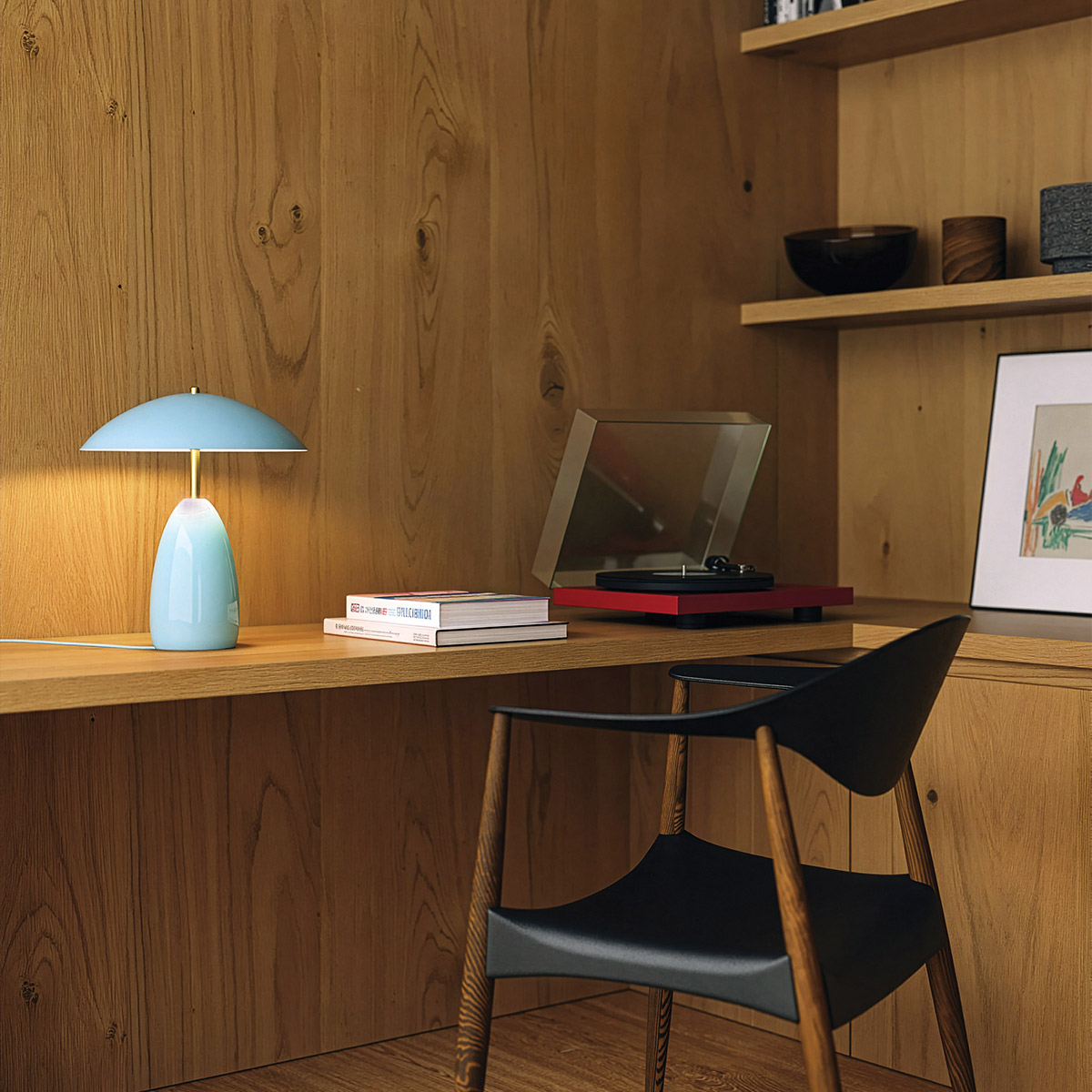 Poppy 27cm bleu clair portable De Elstead Lighting - Son autonomie est de 6 heures &agrave; pleine puissance, 8 heures &agrave; 70 % et 19 heures &agrave; 30 %.