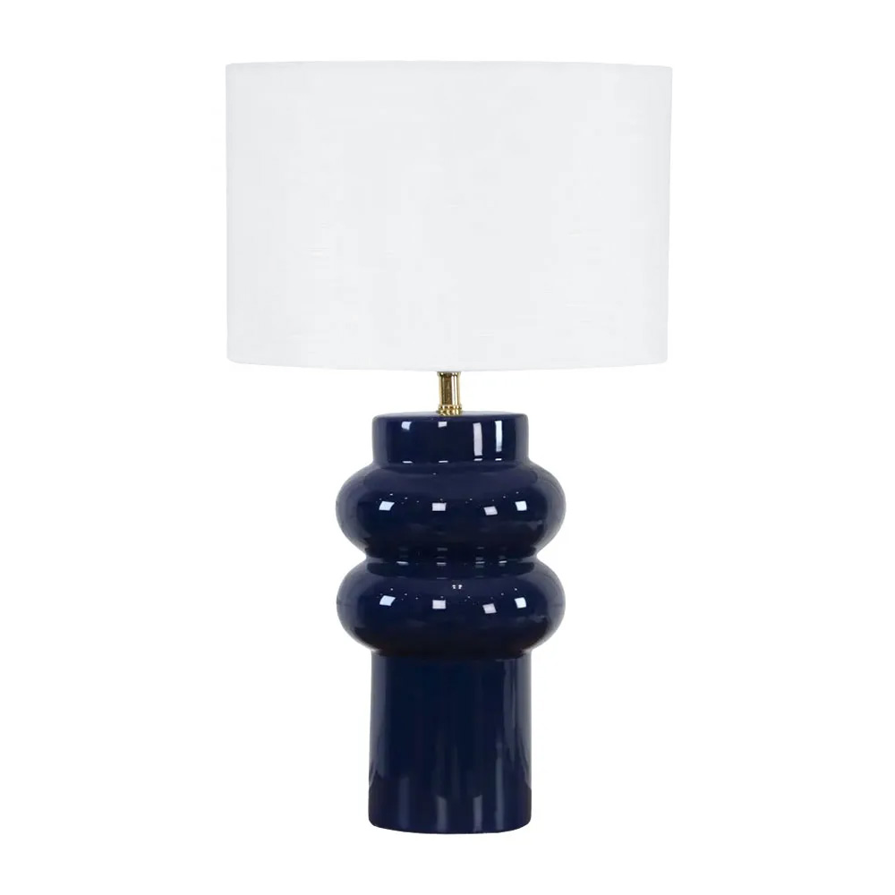 Anelli 56cm Bleu lampe de table De Nordic Lighting - La lampe de table Anelli&nbsp;, avec son pied en c&eacute;ramique bleue brillante et son abat-jour en lin blanc, est un &eacute;l&eacute;ment de d&eacute;coration &eacute;l&eacute;gant et moderne.