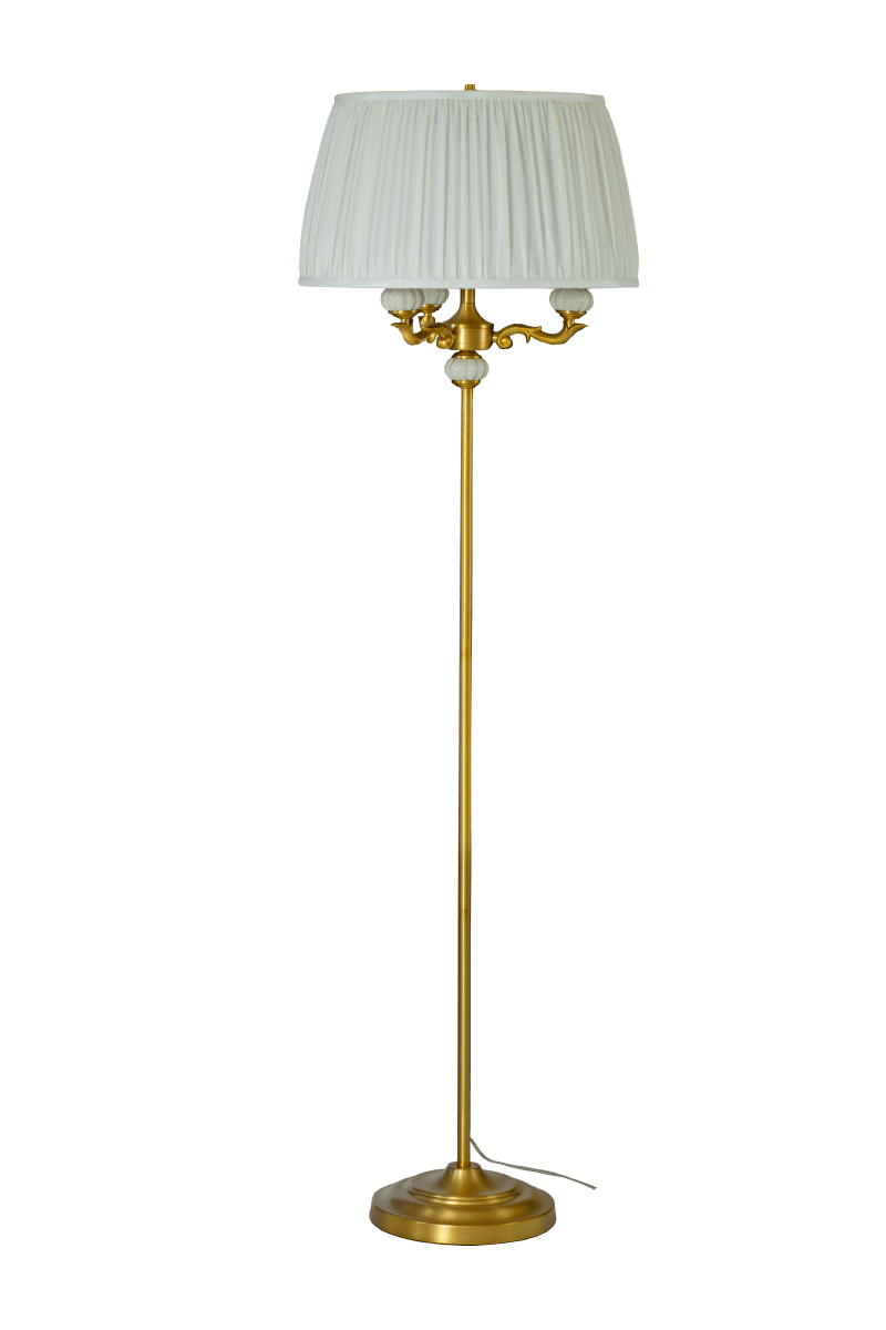 Toulouse Or lampadaire De Aneta Lighting - Le lampadaire Toulouse s&eacute;duit par son design classique et &eacute;l&eacute;gant, rehauss&eacute; de d&eacute;tails d&eacute;coratifs et d'une finition dor&eacute;e raffin&eacute;e.