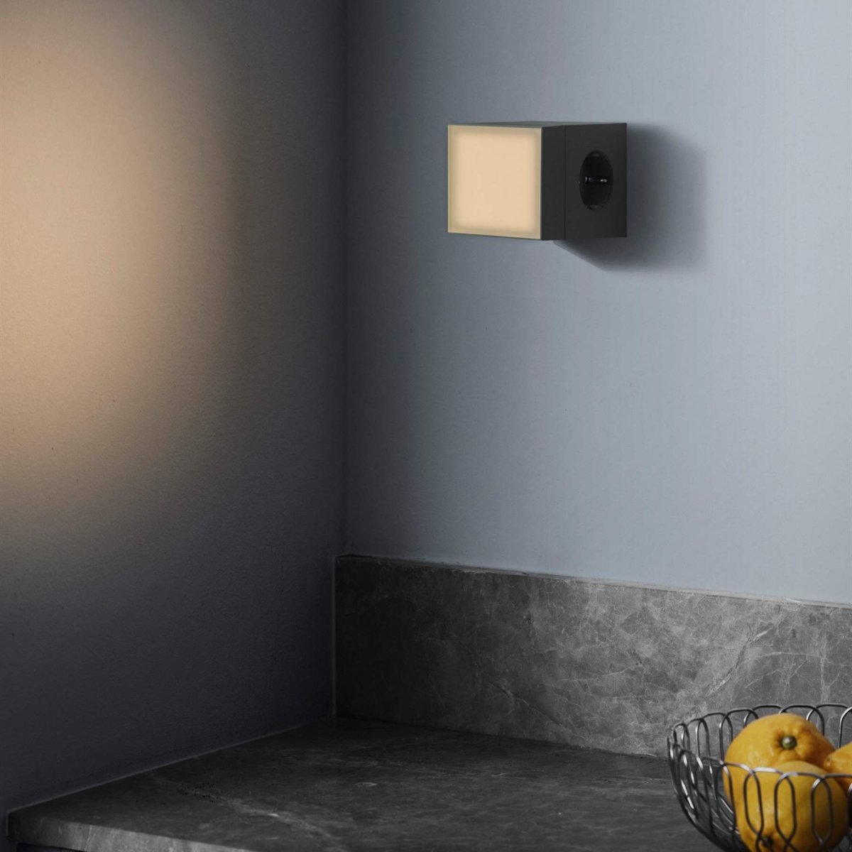 LAMP 1 - EU Vert De Avolt - Cette petite lampe pratique se branche directement sur une prise murale standard de 230 V et est id&eacute;ale comme veilleuse ou lampe d'ambiance dans les couloirs, les chambres ou toute pi&egrave;ce o&ugrave; vous souhaitez un &eacute;clairage doux.