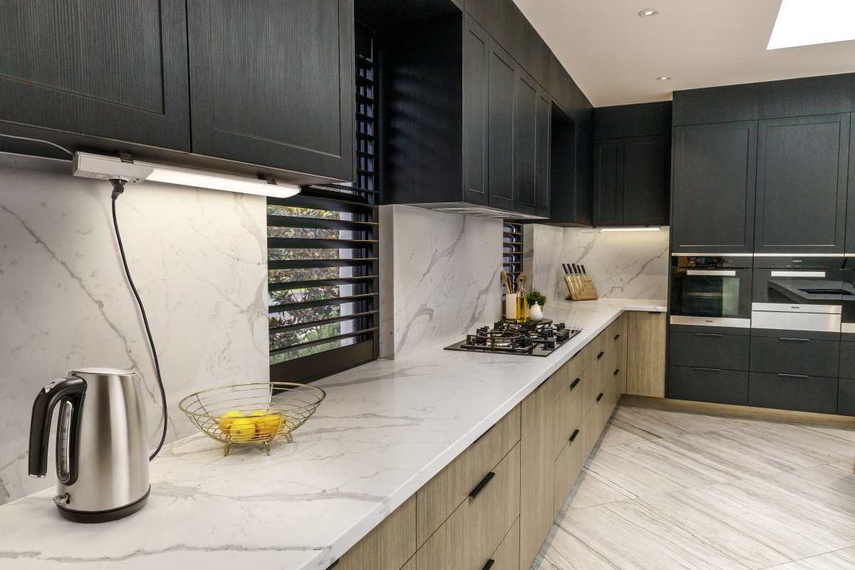 Flat Socket USB 54cm Blanc De Ledvance - Lampan skruvas fast antingen under sk&aring;pet eller i 45&deg; lutning och ansluts sedan med medf&ouml;ljande sladd p&aring; 1,5m och kopplas in i v&auml;gguttag med stickkontakt.