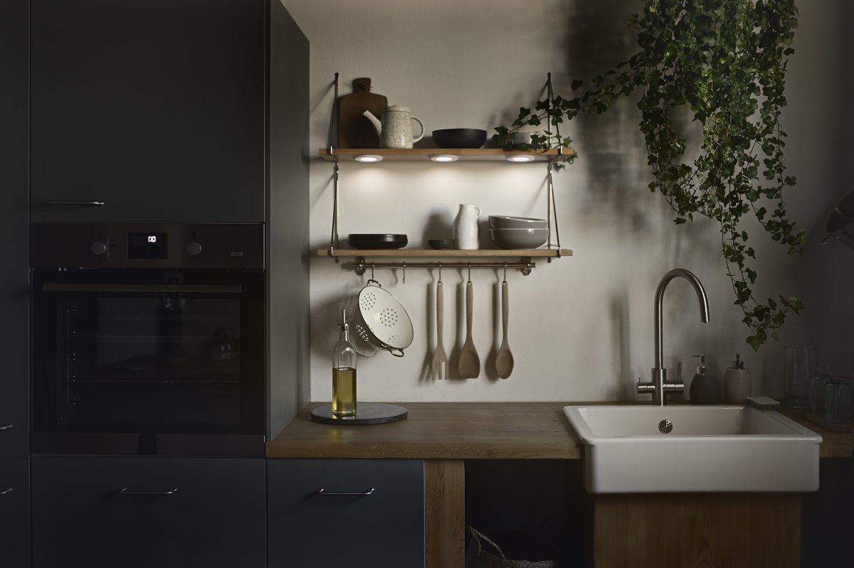 Spot Magnet 8,5W Blanc De Ledvance - Fr&aring;n dimmern g&aring;r sedan en sladd p&aring; 1,5m som avslutas med en stickkontakt f&ouml;r v&auml;gguttag.