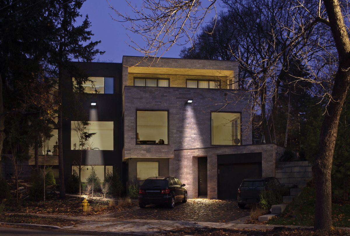 Flood Sensor 10W Noir lampe solaire De Ledvance - Le capteur de mouvement PIR intégré et le capteur de lumière du jour allument automatiquement la lampe lorsqu'un mouvement est détecté dans l'obscurité, garantissant ainsi sécurité et efficacité énergétique.