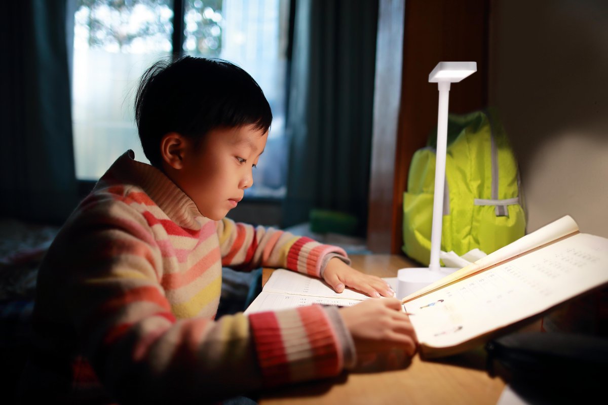 Panan Fold 30cm Blanc portable De Ledvance - Panan Fold &auml;r en modern bordslampa som dessutom &auml;r portabel.