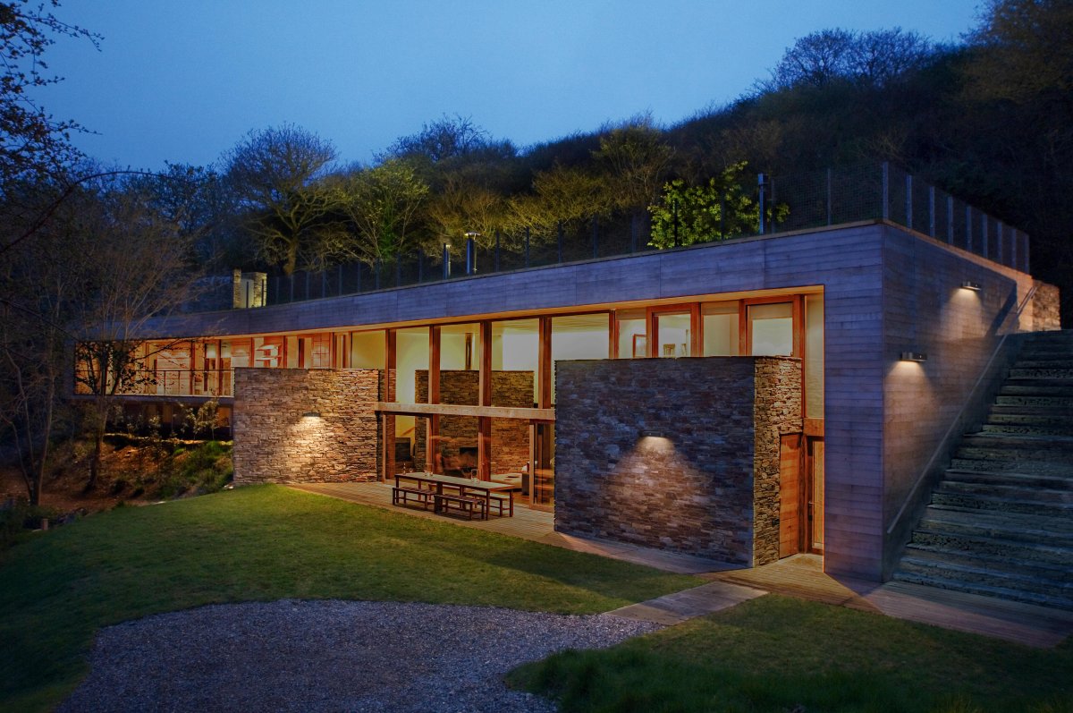 Ovale S Sensor Noir lampe solaire De Ledvance - Le capteur de mouvement PIR int&eacute;gr&eacute; et le capteur de lumi&egrave;re du jour allument automatiquement la lampe lorsqu'un mouvement est d&eacute;tect&eacute; dans l'obscurit&eacute;, garantissant ainsi s&eacute;curit&eacute; et efficacit&eacute; &eacute;nerg&eacute;tique.