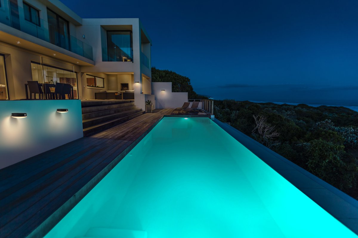 Tossa Sensor Noir lampe solaire De Ledvance - Le capteur de mouvement PIR intégré et le capteur de lumière du jour allument automatiquement la lampe lorsqu'un mouvement est détecté dans l'obscurité, garantissant ainsi sécurité et efficacité énergétique.